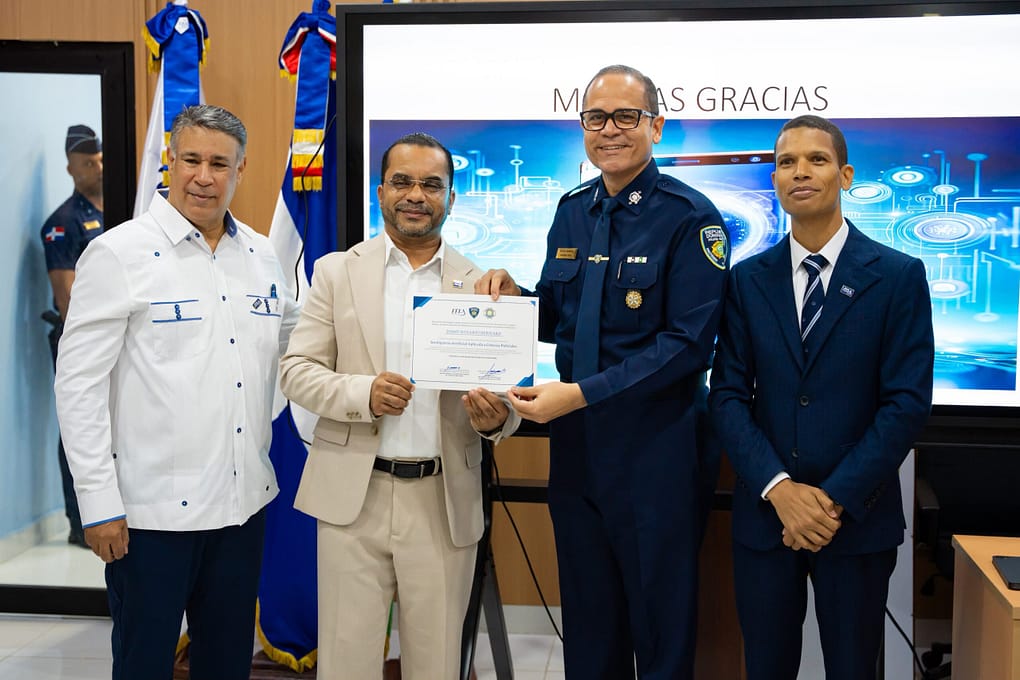 Policia Nacional capacita a alto mando con certificación en Inteligencia Artificial Policia Nacional capacita a alto mando con certificación en Inteligencia Artificial