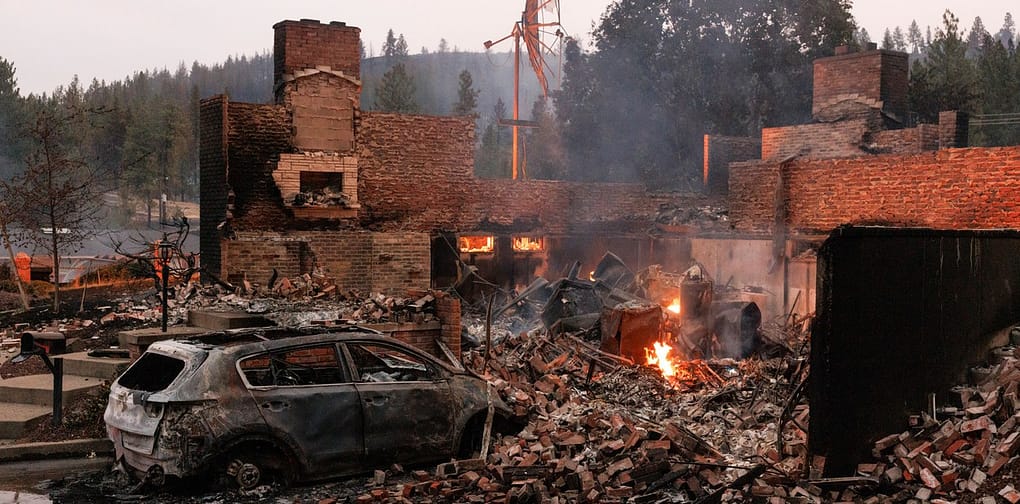 Incendios forestales en Francia e Washington causan evacuciones y destruccion de cientos de viviendas Incendios forestales en Francia e Washington causan evacuciones y destruccion de cientos de viviendas