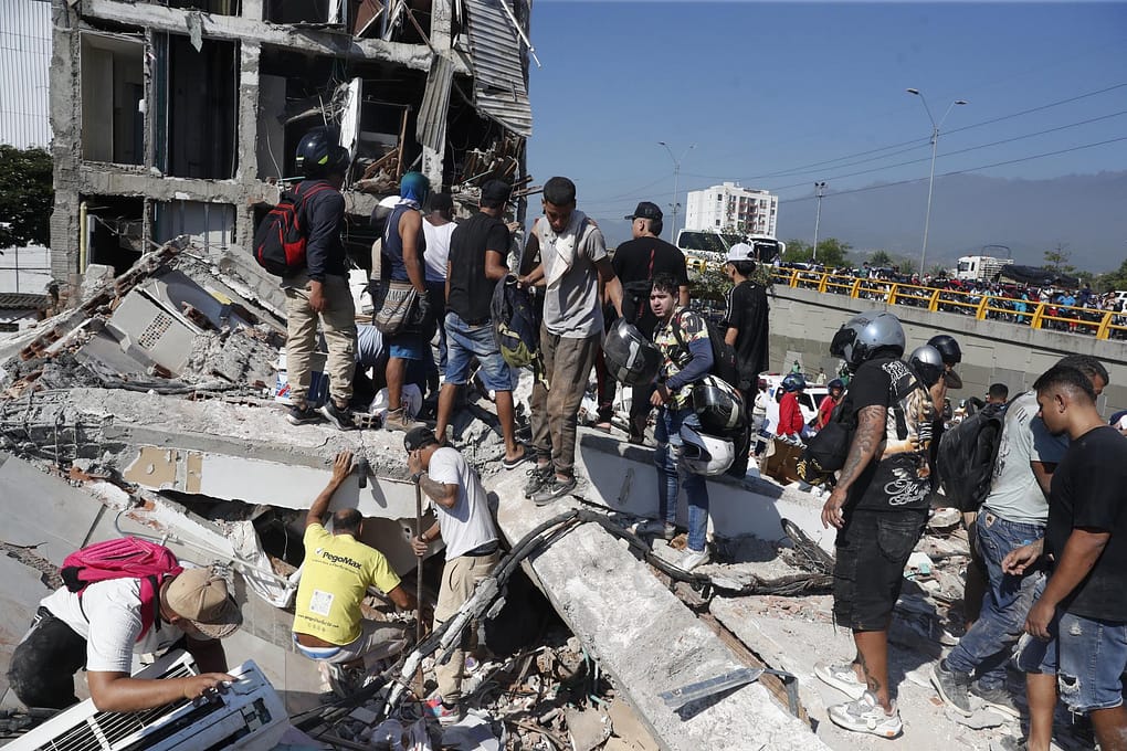 Colombia registra sismo de 7.4 grados de magnitud Colombia registra sismo de 7.4 grados de magnitud