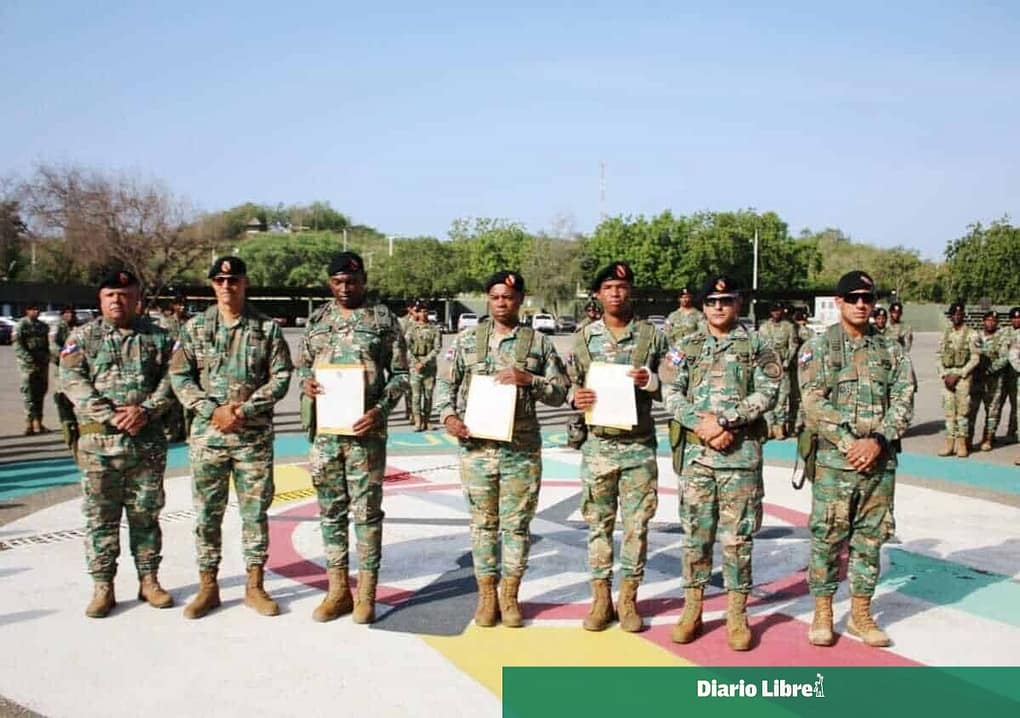 Ejercito Dominicano condecora a tres soldados por rechazar soborno Ejercito Dominicano condecora a tres soldados por rechazar soborno