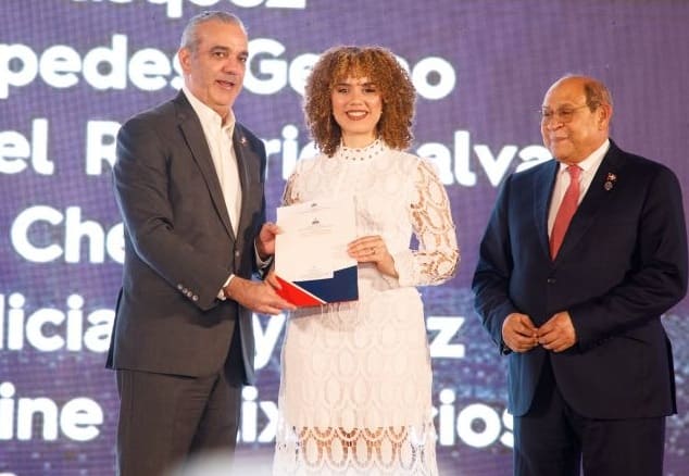 Abinader entrega 1,500 becas internacionales para posgrado en universidades extranjeras Abinader entrega 1,500 becas internacionales para posgrado en universidades extranjeras