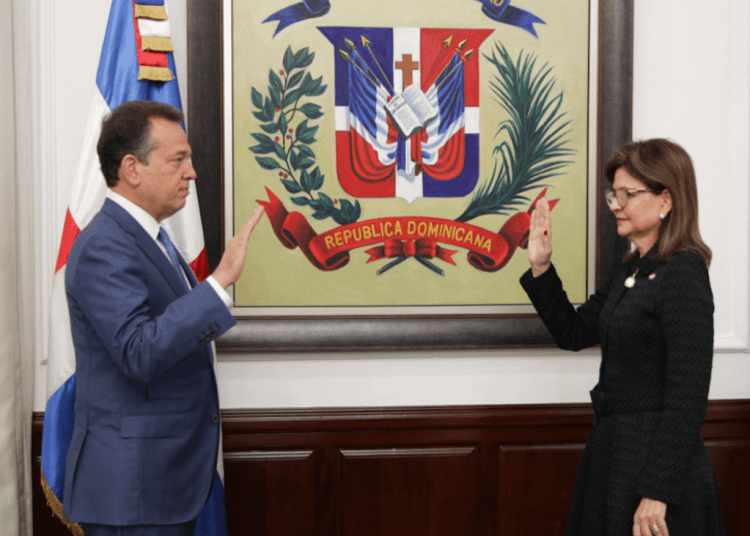 Raquel Peña juramenta a Víctor “Ito” Bisonó como nuevo canciller Raquel Peña juramenta a Víctor “Ito” Bisonó como nuevo canciller