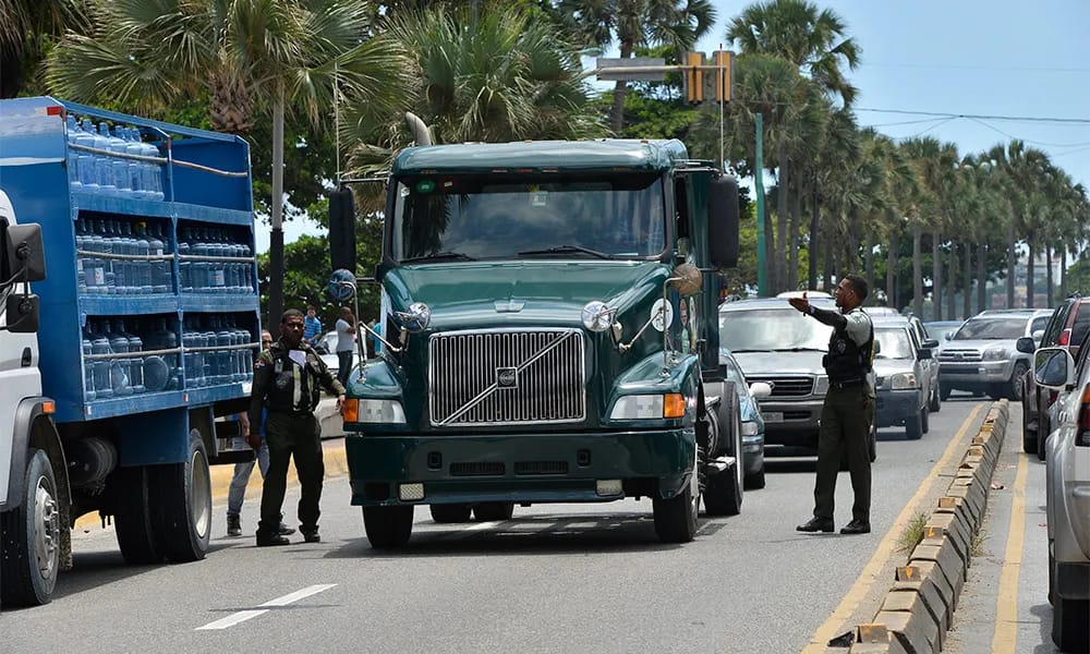 Prohíben circulación de grandes camiones por el malecón SD Prohíben circulación de grandes camiones por el malecón SD