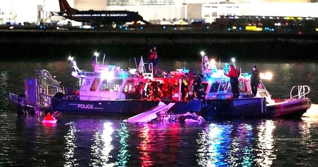 Recuperan 28 cuerpos en el río Potomac del accidente aéreo en Washington Recuperan 28 cuerpos en el río Potomac del accidente aéreo en Washington
