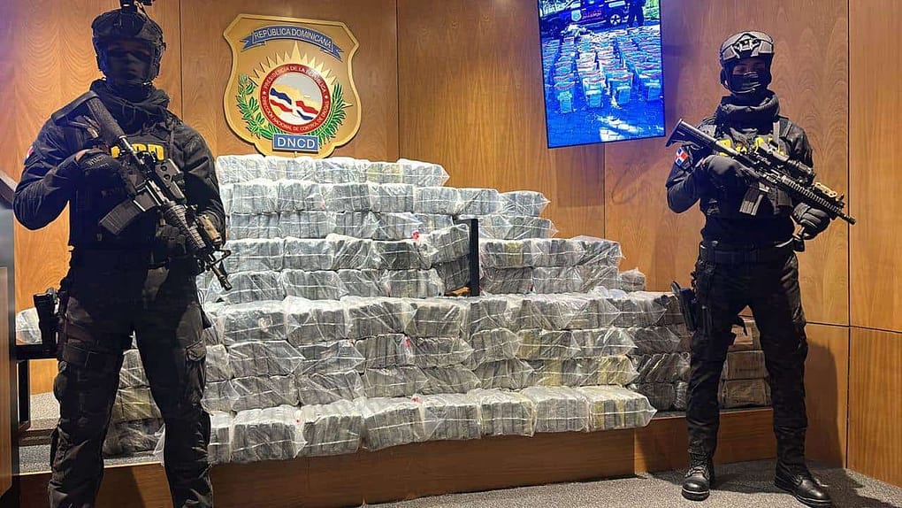 Incautan en Bayahibe 620 paquetes de droga en lancha proveniente de Suramérica; responsables huyeron Incautan en Bayahibe 620 paquetes de droga en lancha proveniente de Suramérica; responsables huyeron