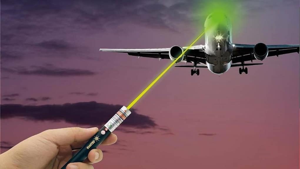 Denuncian uso ilícito de rayos láser contra aviones en RD Denuncian uso ilícito de rayos láser contra aviones en RD
