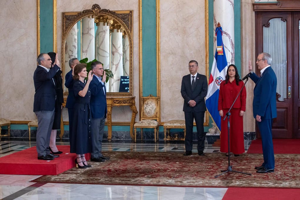 Abinader juramenta miembros de Comisión Administrativa para Reforma Policial Abinader juramenta miembros de Comisión Administrativa para Reforma Policial