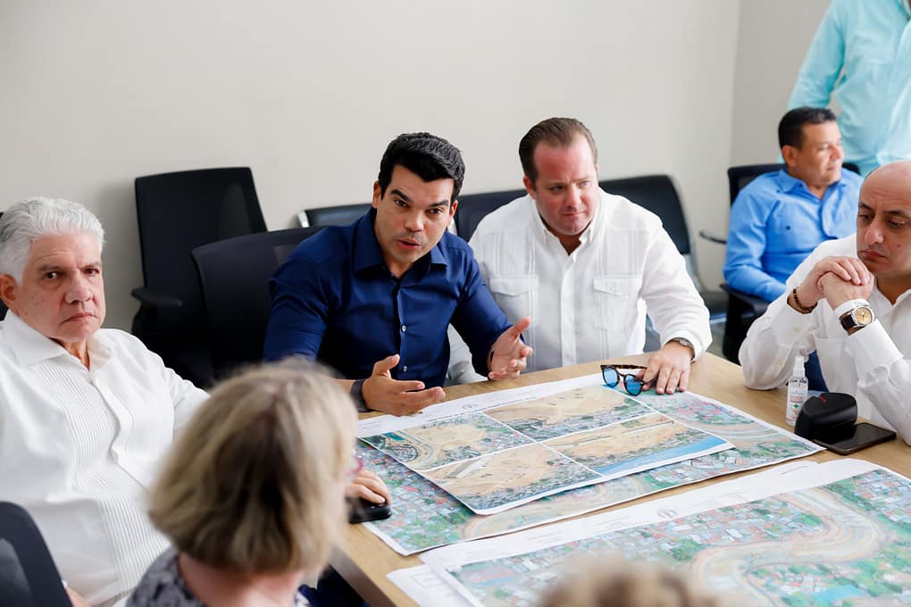 Wellington Arnaud muestra a embajadores y ministros proyecto de saneamiento del arroyo Gurabo en Santiago Wellington Arnaud muestra a embajadores y ministros proyecto de saneamiento del arroyo Gurabo en Santiago