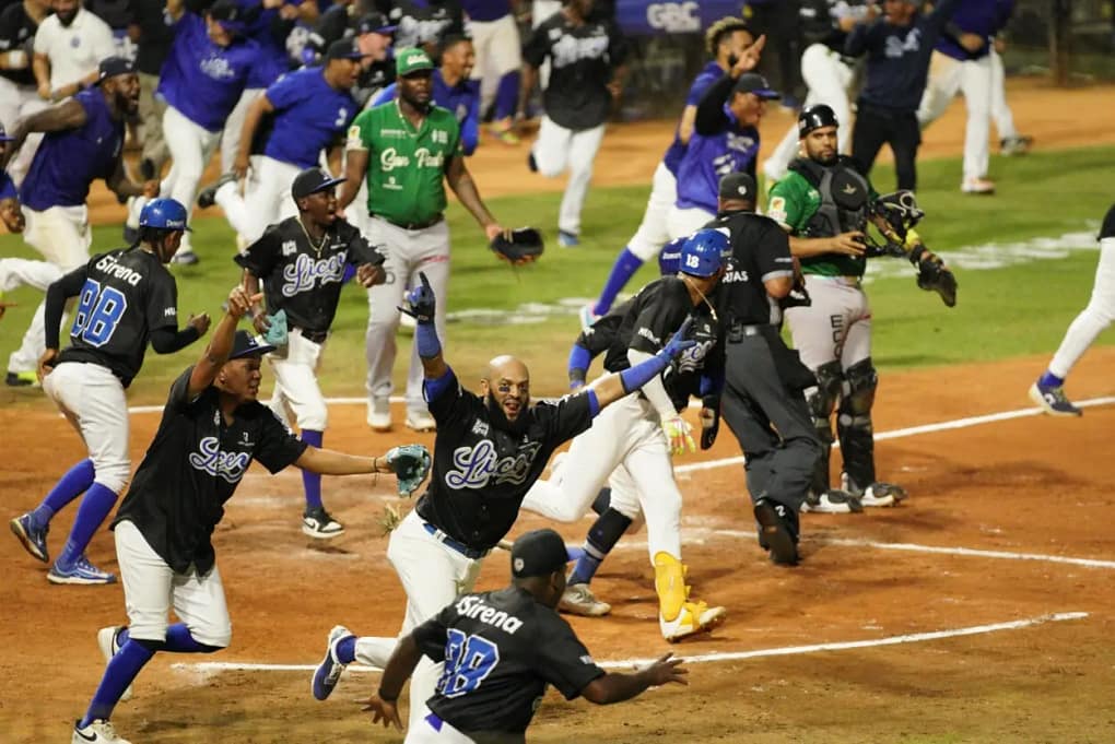 Licey vence 2-1 a las Estrellas y clasifica a la final; Escogido asegura un empate Licey vence 2-1 a las Estrellas y clasifica a la final; Escogido asegura un empate