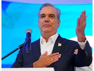 Abinader dona más de RD.3 millones de su salario de 2025 Abinader dona más de RD.3 millones de su salario de 2025