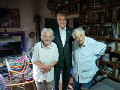 Abinader revela la dedicatoria del libro que le hizo José Mujica Abinader revela la dedicatoria del libro que le hizo José Mujica