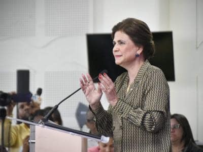 Senador de Santiago edita ejemplares de bolsillo de la Constitución Senador de Santiago edita ejemplares de bolsillo de la Constitución