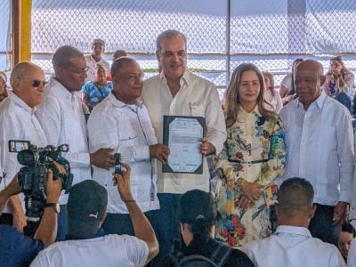 Abinader entrega 819 títulos de propiedad en Esperanza Abinader entrega 819 títulos de propiedad en Esperanza