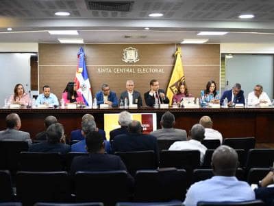 JCE socializa con delegados de partidos impacto de nueva cédula JCE socializa con delegados de partidos impacto de nueva cédula