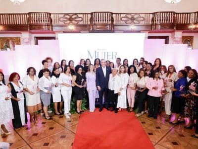 Abinader entrega Premio Mujer Supérate a mujeres emprendedoras Abinader entrega Premio Mujer Supérate a mujeres emprendedoras
