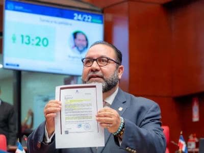 Rogelio Genao se defiende por foto con masa de cangrejo Rogelio Genao se defiende por foto con masa de cangrejo