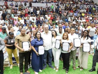 Luis Abinader entrega 1,600 títulos de propiedad en La Romana Luis Abinader entrega 1,600 títulos de propiedad en La Romana