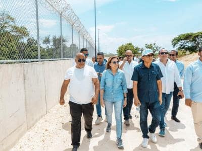 Carolina Mejía respalda construcción de la verja fronteriza Carolina Mejía respalda construcción de la verja fronteriza