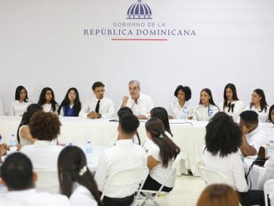 Luis Abinader se reúne con más de 300 jóvenes de la provincia Duarte Luis Abinader se reúne con más de 300 jóvenes de la provincia Duarte