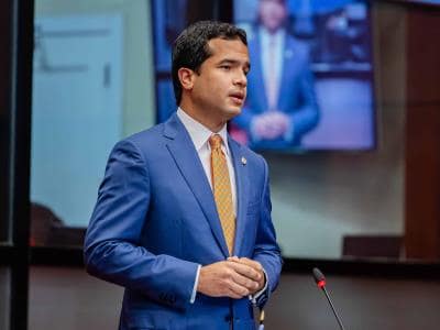 Senador Omar Fernández pide atención a falta de cupos en escuelas Senador Omar Fernández pide atención a falta de cupos en escuelas