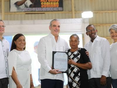 Presidente Abinader celebra cumpleaños entregando títulos de propiedad Presidente Abinader celebra cumpleaños entregando títulos de propiedad