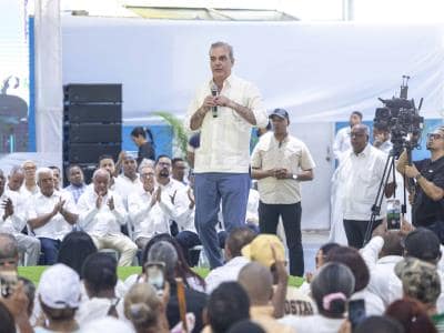 1,910 familias reciben títulos de propiedad en Los Guaricanos 1,910 familias reciben títulos de propiedad en Los Guaricanos