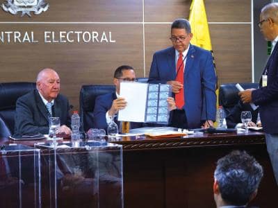 JCE impulsará renovación masiva de cédulas por RD,000 millones JCE impulsará renovación masiva de cédulas por RD,000 millones