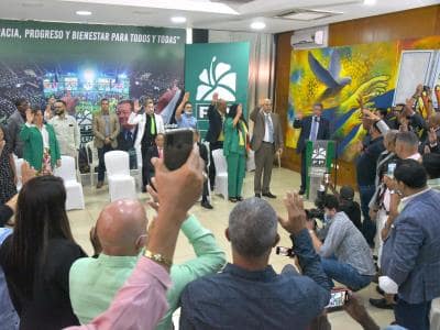 Leonel Fernández encabeza juramentación de dirigentes PRM y PLD Leonel Fernández encabeza juramentación de dirigentes PRM y PLD