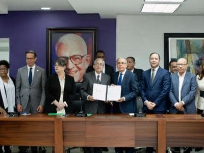 El CES entrega a Danilo Medina informe del diálogo nacional El CES entrega a Danilo Medina informe del diálogo nacional