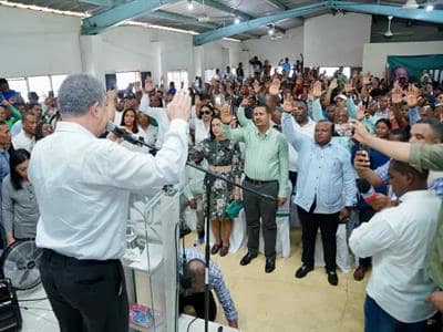 Leonel Fernández juramenta miembros del PRM y PLD en San Cristóbal Leonel Fernández juramenta miembros del PRM y PLD en San Cristóbal
