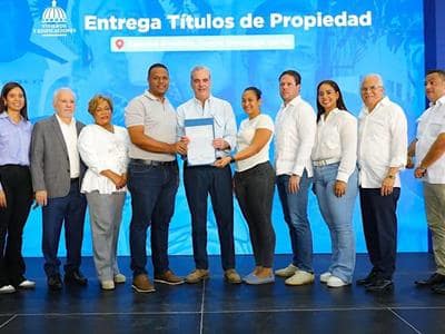Luis Abinader entrega títulos de propiedad en Sabana Perdida Luis Abinader entrega títulos de propiedad en Sabana Perdida