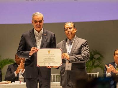 Abinader recibe reconocimiento “Egresado Distinguido” del Loyola Abinader recibe reconocimiento “Egresado Distinguido” del Loyola
