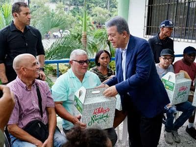 Leonel Fernández entrega cajas navideñas sectores vulnerables Leonel Fernández entrega cajas navideñas sectores vulnerables