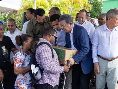 Leonel Fernández entrega sus tradicionales cajas navideñas Leonel Fernández entrega sus tradicionales cajas navideñas