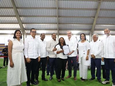 Abinader entrega más de 500 títulos de propiedad a familias en Neiba Abinader entrega más de 500 títulos de propiedad a familias en Neiba
