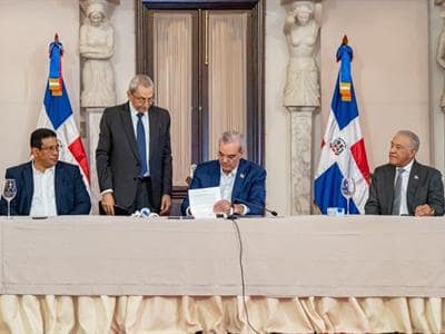Abinader firma reglamento de nueva ley de Contrataciones Públicas. Abinader firma reglamento de nueva ley de Contrataciones Públicas.