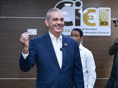 JCE entrega cédula de identidad dominicana a Luis Abinader JCE entrega cédula de identidad dominicana a Luis Abinader