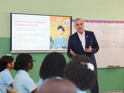 Luis Abinader imparte clase de Moral y Cívica en un liceo Luis Abinader imparte clase de Moral y Cívica en un liceo