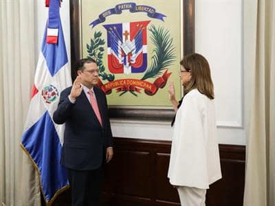 La vicepresidenta Raquel Peña juramenta a Eduardo Sanz Lovatón como ministro de Industria y Comercio La vicepresidenta Raquel Peña juramenta a Eduardo Sanz Lovatón como ministro de Industria y Comercio