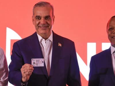 Abinader recibe la nueva licencia de conducir Abinader recibe la nueva licencia de conducir
