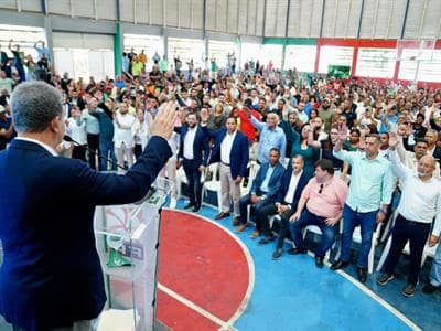 Leonel Fernández juramenta en Santiago a exdirigentes del PLD Leonel Fernández juramenta en Santiago a exdirigentes del PLD
