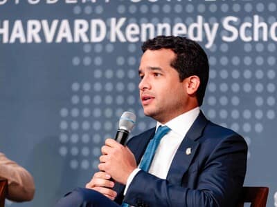 Omar Fernández expone en Harvard Omar Fernández expone en Harvard