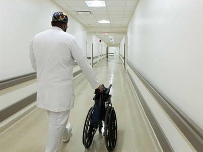 Proponen penas de cárcel contra quienes agredan a médicos Proponen penas de cárcel contra quienes agredan a médicos