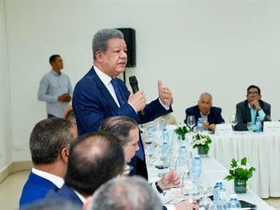 Leonel Fernández se reúne con comerciantes e industriales en Santiago Leonel Fernández se reúne con comerciantes e industriales en Santiago