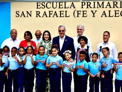 Abinader inaugura nueva escuela en Los Guandules para 810 niños Abinader inaugura nueva escuela en Los Guandules para 810 niños