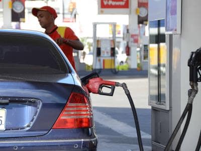 La oposición y transportistas cuestionan alza de los combustibles La oposición y transportistas cuestionan alza de los combustibles