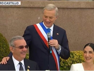 Kast rompe protocolo para felicitar a Abinader por su aniversario Kast rompe protocolo para felicitar a Abinader por su aniversario