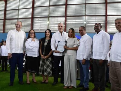 Luis Abinader entrega títulos de propiedad en Hato del Yaque Luis Abinader entrega títulos de propiedad en Hato del Yaque