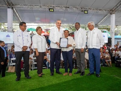 Luis Abinader entrega títulos de propiedad en Hato Nuevo Luis Abinader entrega títulos de propiedad en Hato Nuevo