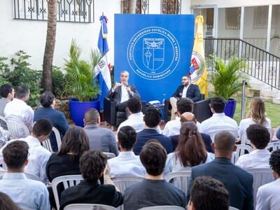 Abinader conversa con estudiantes de la PUCMM Abinader conversa con estudiantes de la PUCMM